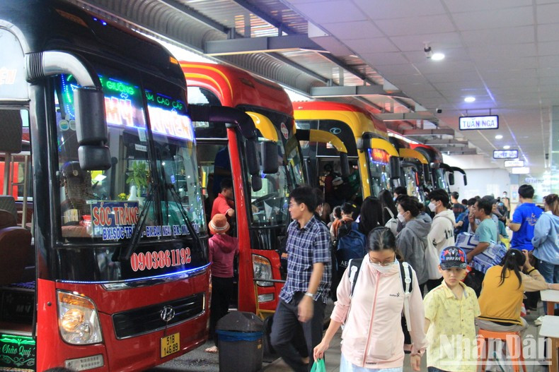 [In Pictures] Mien Tay Bus Station and Saigon Train Station busy ahead of National Day holiday ảnh 1
