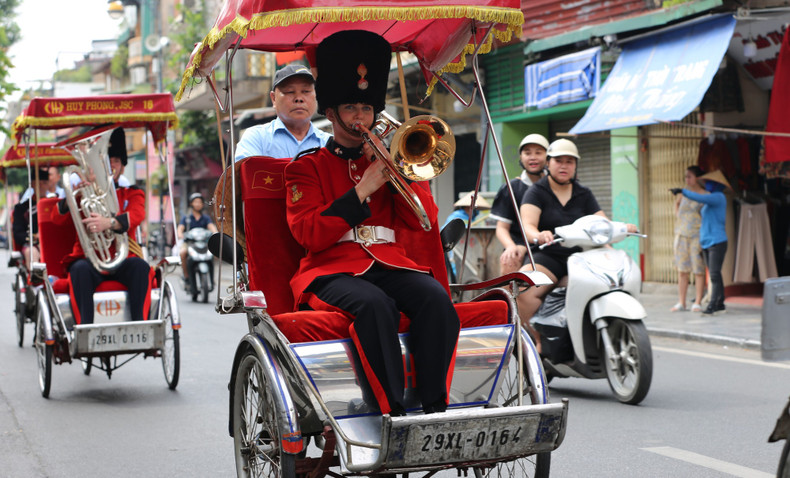 Familiar Vietnamese melodies are transformed to become more strange and interesting.