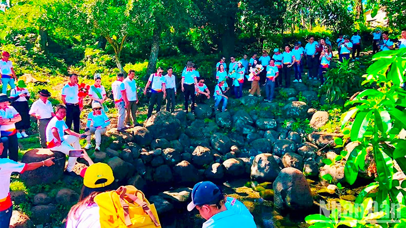 Caravan groups from three countries visit and experience the Gio An ancient well relic system, Gio Linh District.