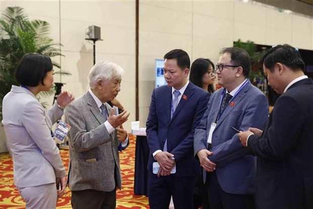 Delegates discuss on the sidelines of ninth Global Conference of Young Parliamentarians (Photo: VNA)