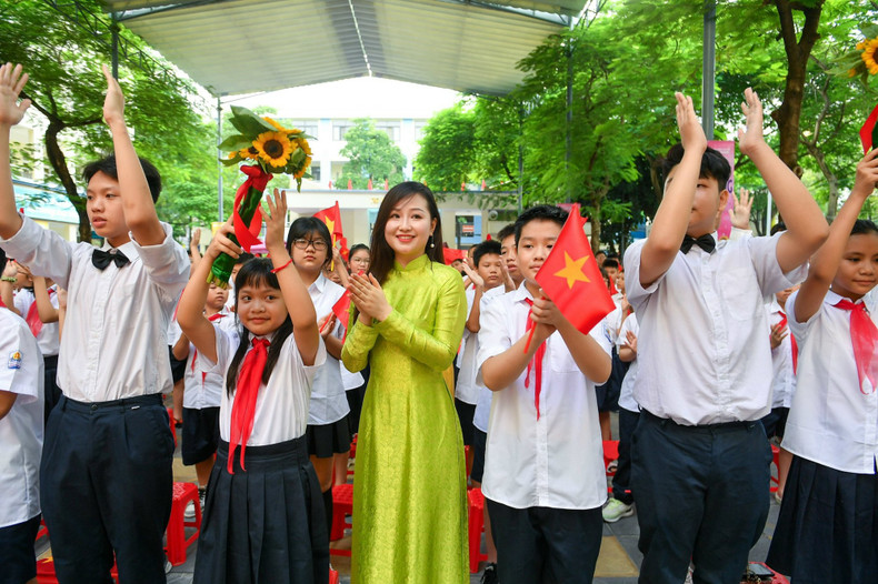 Teachers and students of Hoang Hoa Tham Secondary School on the first day of school. (Photo: THANH DAT)