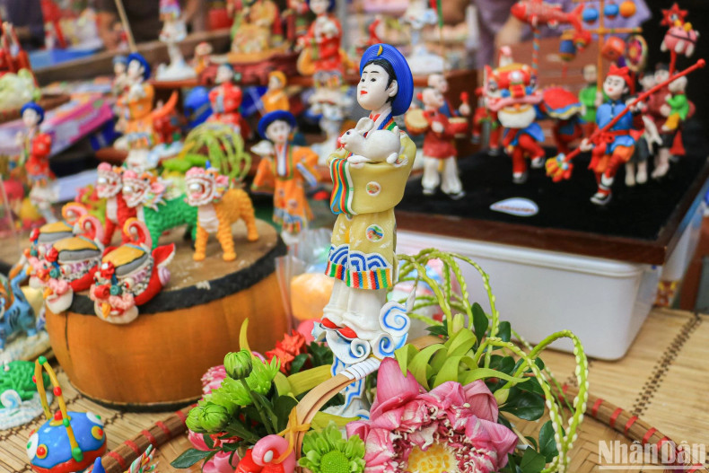 Each line on the 'to he' model of the 'Chi Hang' (Moon goddess) and rabbit was carefully and meticulously moulded by the artist. The combination with lotus flowers in the work further emphasizes the cultural beauty of the Vietnamese people. Each line on the 'to he' model of the 'Chi Hang' (Moon goddess) and rabbit was carefully and meticulously moulded by the artist. The combination with lotus flowers in the work further emphasizes the cultural beauty of the Vietnamese people.