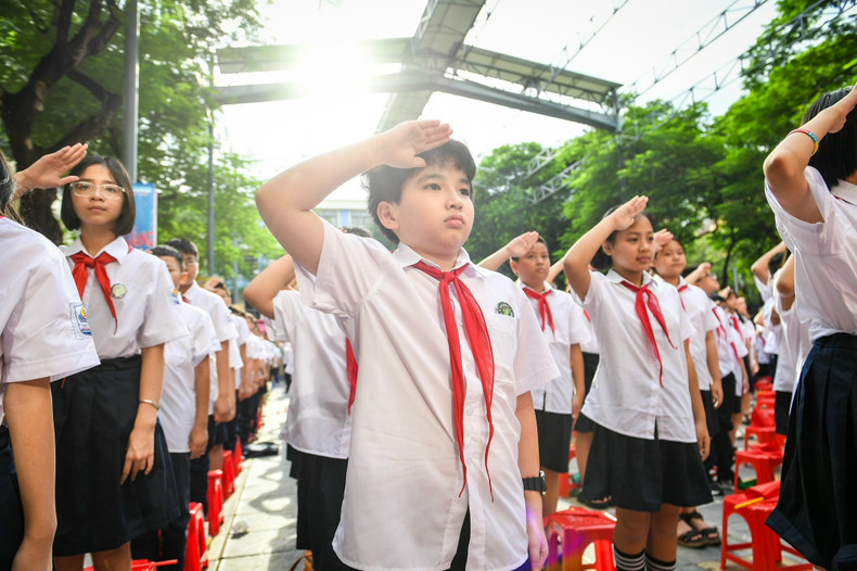 The first flag-raising ceremony begins the 2023-2024 school year at Hoang Hoa Tham Secondary School (Photo: Thanh Dat)