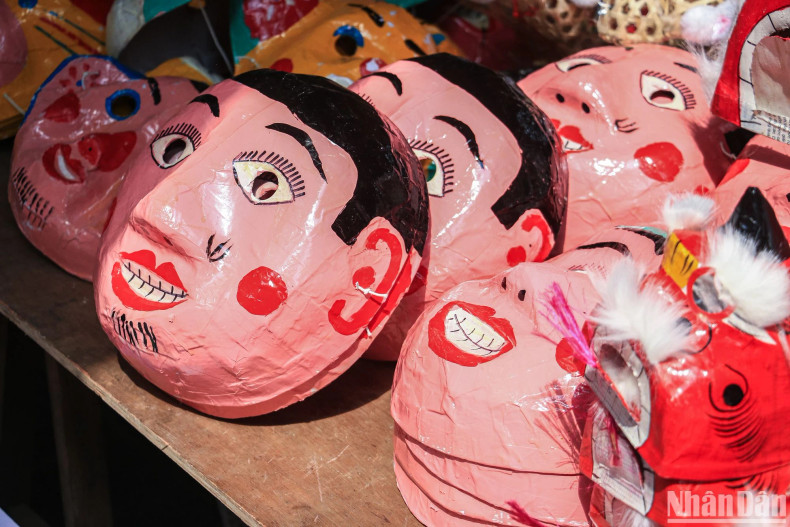 [In Pictures] Mid-autumn Festival's traditional toys "cover" Hang Ma Street ảnh 7