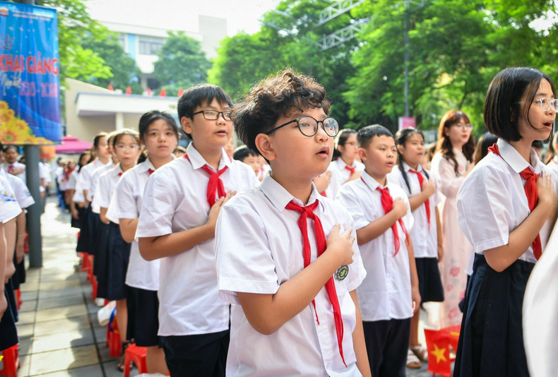 The first flag-raising ceremony of the new school year is full of emotion. (Photo: THANH DAT)