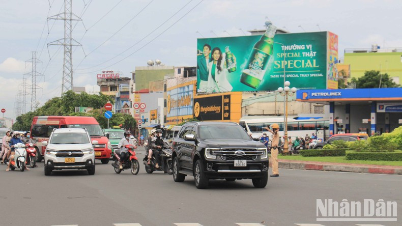[In Pictures] Mien Tay Bus Station and Saigon Train Station busy ahead of National Day holiday ảnh 4