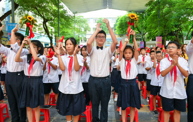 The joy of students at Hoang Hoa Tham Secondary School. (Photo: THANH DAT)