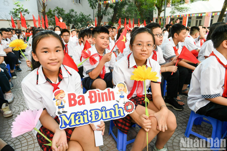 A cute slogan from the students of Ba Dinh Secondary School. (Photo: THANH DAT)