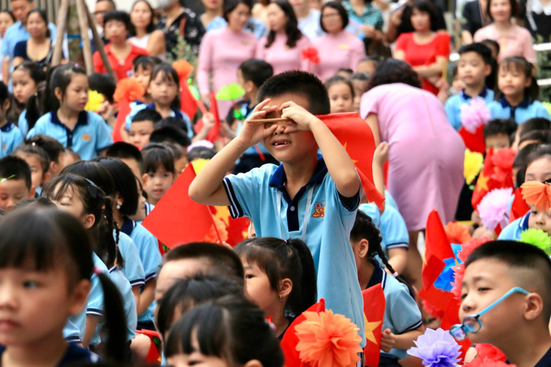 But there are also cute little boys and girls making jokes with their friends. (Photo: NAM NGUYEN)