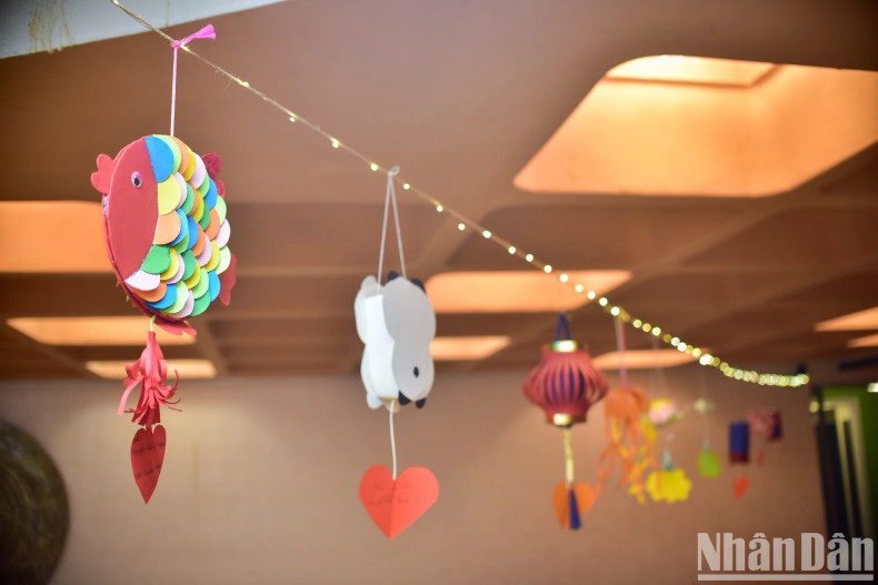 The lanterns completed by the children contribute to making the Mid-Autumn Festival at the Vietnamese Embassy in France more brilliant.