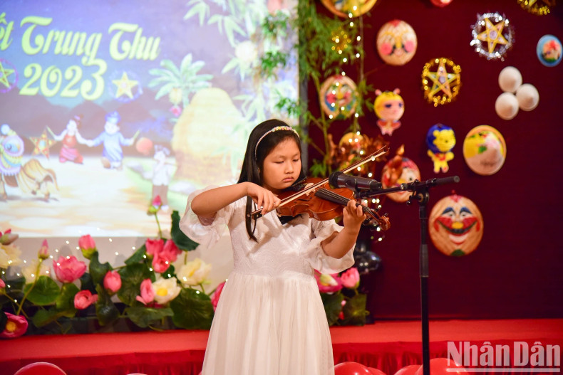 At the festival, the children enthusiastically participated in performing their favourite musical performances.