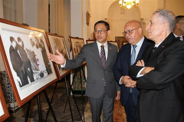 Participants at the even visit a photo exhibition on the two countries’ traditional relations. (Photo: VNA) Participants at the even visit a photo exhibition on the two countries’ traditional relations. (Photo: VNA)