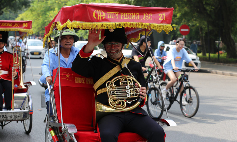 The band took a tour around the lake.