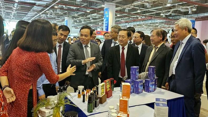 Deputy Prime Minister Tran Luu Quang and delegates visited technology booths. Deputy Prime Minister Tran Luu Quang and delegates visited technology booths.