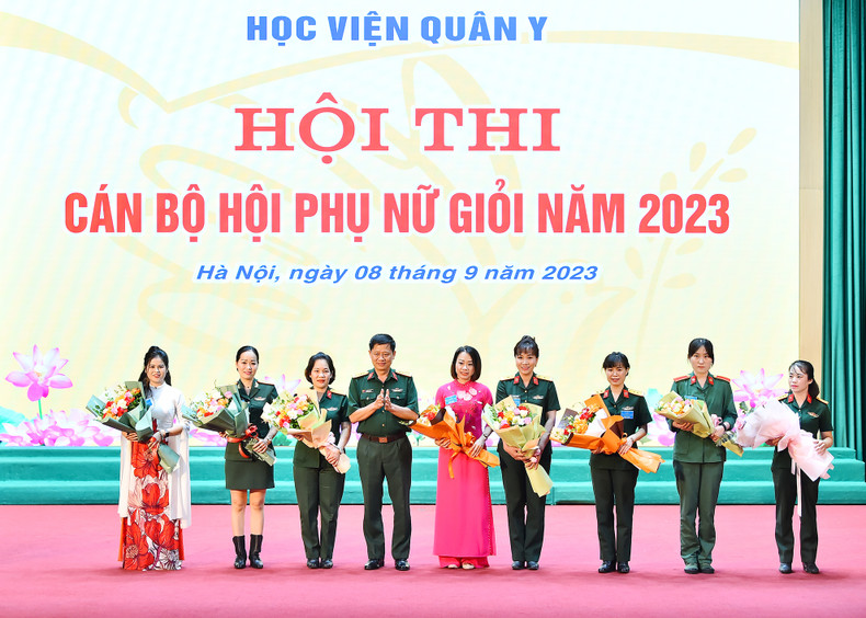 Colonel Nguyen Van Nam, Standing Member of the Party Committee, and Deputy Political Commissar of the Military Medical Academy, presented flowers to the representatives of eight teams participating in the competition. Colonel Nguyen Van Nam, Standing Member of the Party Committee, and Deputy Political Commissar of the Military Medical Academy, presented flowers to the representatives of eight teams participating in the competition.