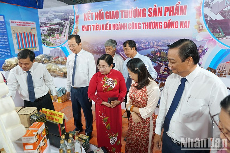 Photo: Delegates visit a booth at the fair.