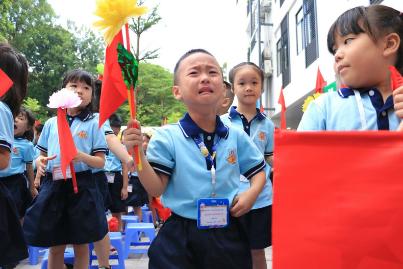 Grade 1 entered their first year of school with many surprises. Many children burst into tears at the back-to-school ceremony. In the photo, students at Kim Lien Primary School are confused on their first day of class. (Photo: NAM NGUYEN)