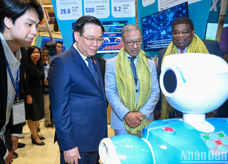 National Assembly Chairman Vuong Dinh Hue and delegates visit the booth of creative products. National Assembly Chairman Vuong Dinh Hue and delegates visit the booth of creative products.