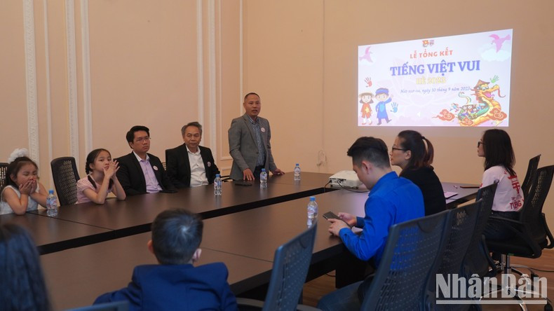 Nguyen Hai Dang (standing), Deputy Secretary of the Vietnamese Party Committee in Russia, spoke at the event. (Photo: XUAN HUNG)