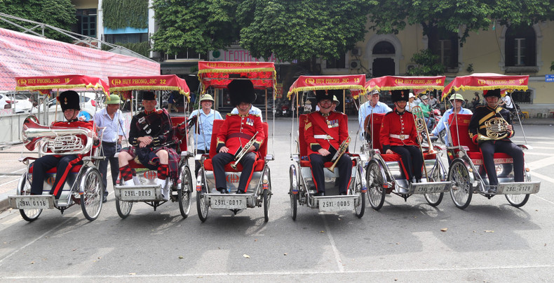 UK Military Band take souvenir photos