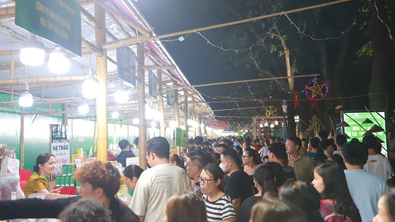 A large number of people and tourists visit and shop at the stalls. A large number of people and tourists visit and shop at the stalls.