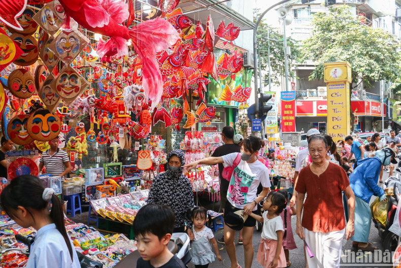 The children were led to the shops by their grandparents and parents, freely choosing toys. The atmosphere of shopping before the Mid-Autumn Festival is bustling throughout Hang Ma Street. The children were led to the shops by their grandparents and parents, freely choosing toys. The atmosphere of shopping before the Mid-Autumn Festival is bustling throughout Hang Ma Street.