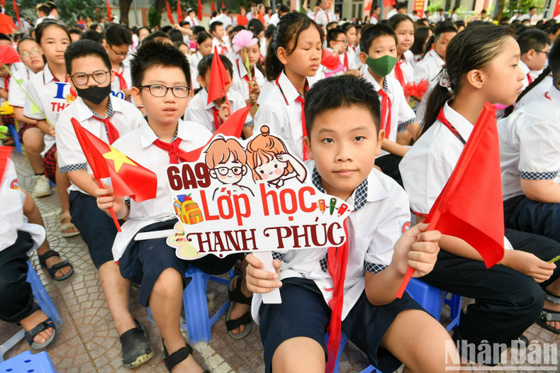 Happy classes at Ba Dinh Secondary School. (Photo: THANH DAT)
