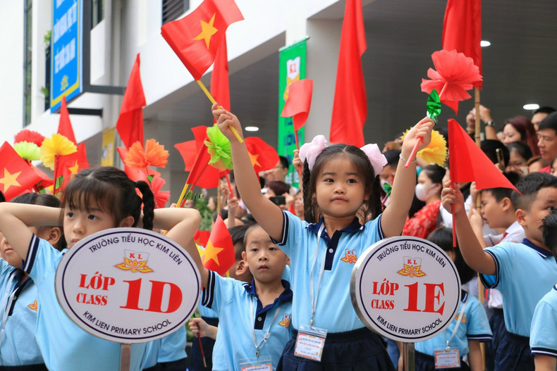 Red flags with yellow stars bring joy on the first day of class. (Photo: NAM NGUYEN)