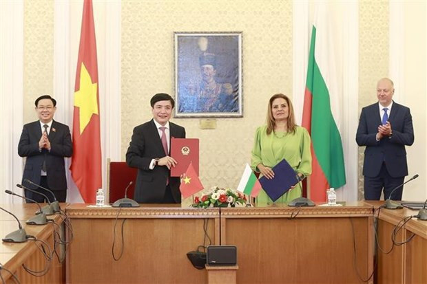 NA Chairman Vuong Dinh Hue (left) and his Bulgarian counterpart Rosen Zhelyazkov (right) witness the signing of cooperation documents. (Photo: VNA) NA Chairman Vuong Dinh Hue (left) and his Bulgarian counterpart Rosen Zhelyazkov (right) witness the signing of cooperation documents. (Photo: VNA)