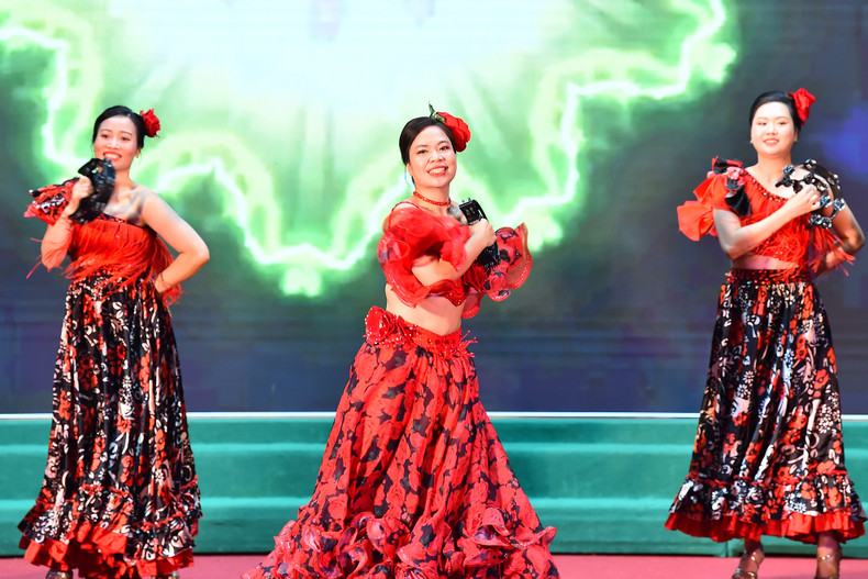 Female soldiers who are used to wearing military uniforms or white blouses, now have the opportunity to show off their talents in many different artistic fields. Female soldiers who are used to wearing military uniforms or white blouses, now have the opportunity to show off their talents in many different artistic fields.