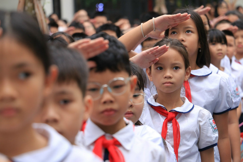 Many young people are unfamiliar with the school and class, so they are filled with anxiety before the bustling atmosphere of their first school opening day. (Photo: NAM NGUYEN)