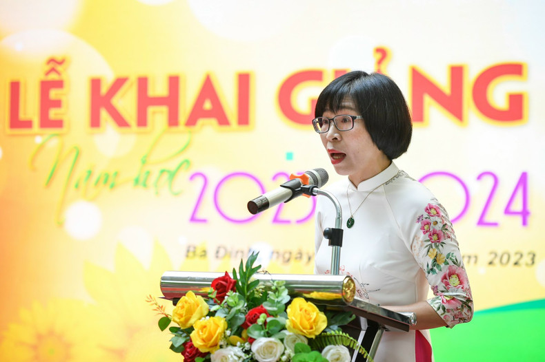 Ho Thuan Yen, Principal of Hoang Hoa Tham Secondary School speaks at the opening ceremony. (Photo: THANH DAT)