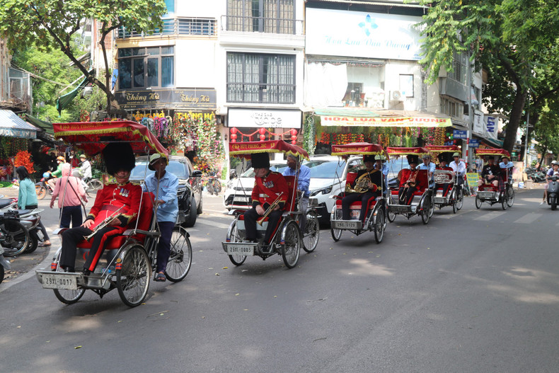 The band carries melodies around the old town.