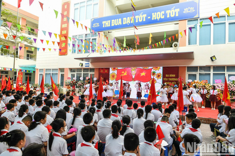 At Ba Dinh Secondary School, the opening ceremony also took place, featuring the joy of students and teachers of the entire school. (Photo: THANH DAT)