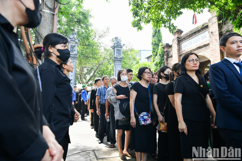 More people come to pay their respects to General Secretary Nguyen Phu Trong. More people come to pay their respects to General Secretary Nguyen Phu Trong.