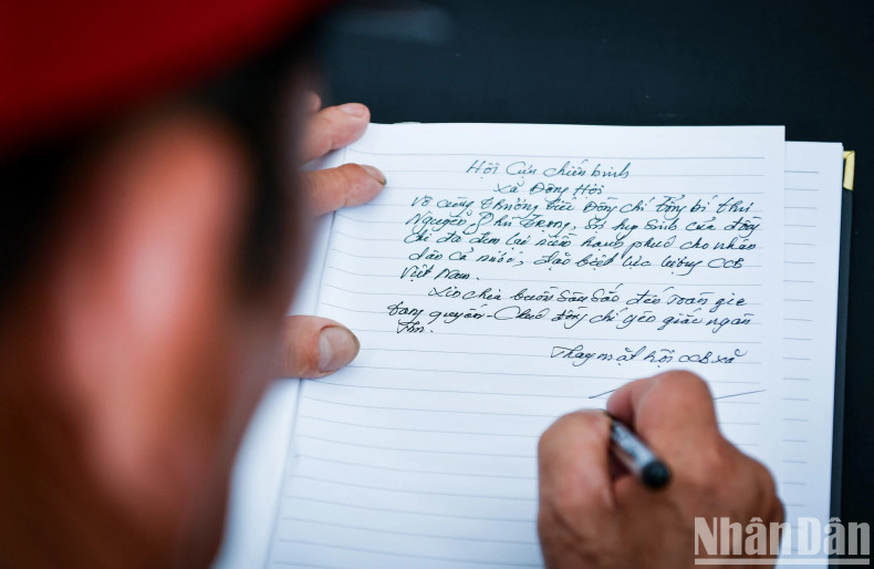 At the funeral venue, funeral books are also arranged for people to express their feelings for General Secretary Nguyen Phu Trong. At the funeral venue, funeral books are also arranged for people to express their feelings for General Secretary Nguyen Phu Trong.