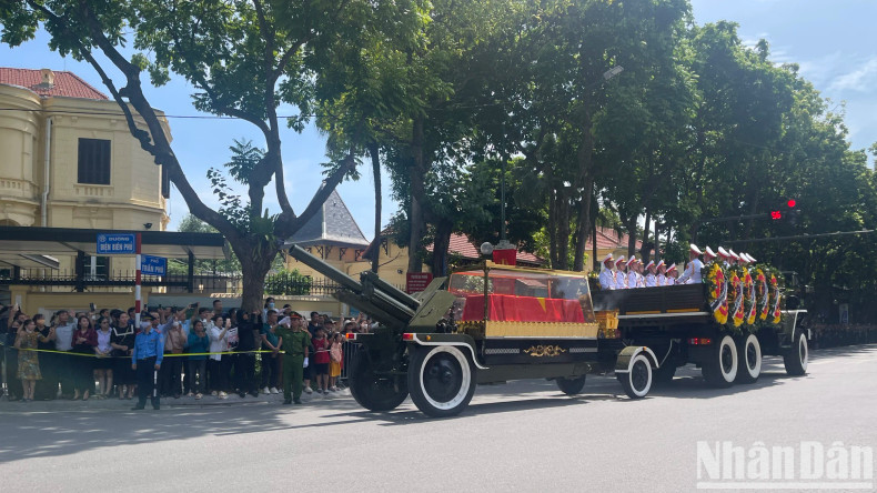 The funeral procession moves through the intersection of Dien Bien Phu and Tran Phu. (Photo: THIEN LAM) The funeral procession moves through the intersection of Dien Bien Phu and Tran Phu. (Photo: THIEN LAM)