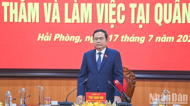 NA Chairman Tran Thanh Man gives instructions at the working session.