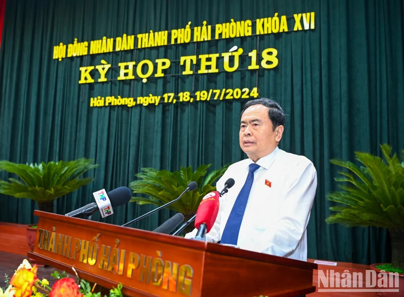 National Assembly Chairman Tran Thanh Man gives instructions at the meeting.