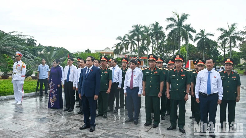 National Assembly Chairman Tran Thanh Man and the working delegation commemorates President Ho Chi Minh.