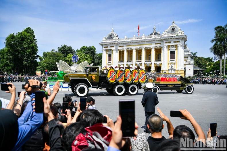 Hundreds of thousands of Vietnamese people lined the downtown streets of Hanoi to bid farewell to General Secretary Nguyen Phu Trong. (Photo: THANH DAT) Hundreds of thousands of Vietnamese people lined the downtown streets of Hanoi to bid farewell to General Secretary Nguyen Phu Trong. (Photo: THANH DAT)