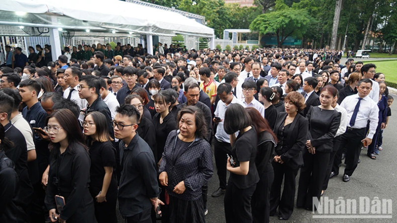 Many departments, agencies, organisations, and people in Ho Chi Minh City lined up at the gate of the Reunification Place to wait for their turn to pay respect to General Secretary Nguyen Phu Trong.