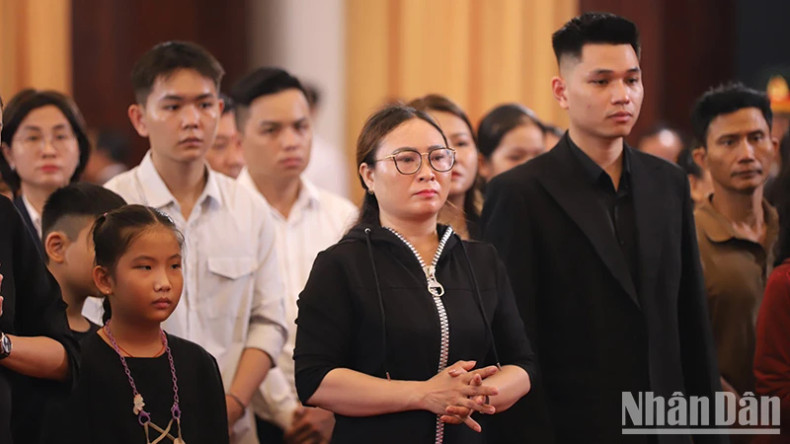 People quietly line up to pay their respects to the late General Secretary.