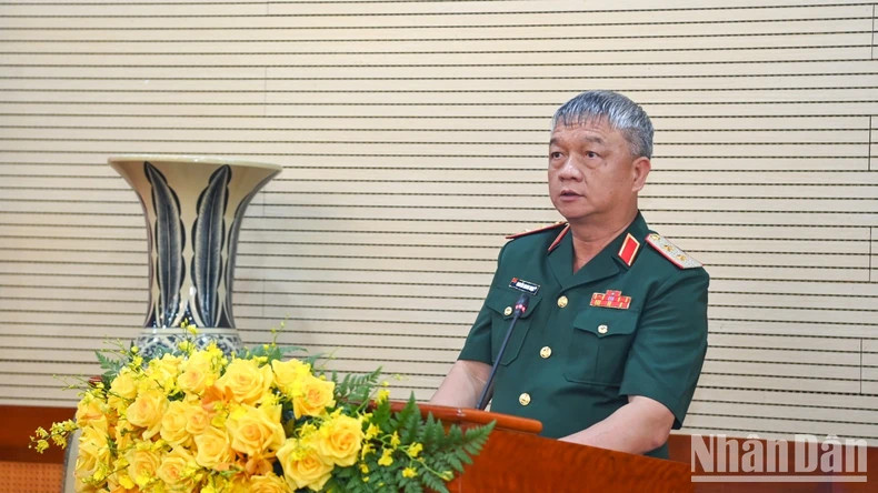 Lieutenant General Nguyen Quang Ngoc, Commander of Military Region 3 reports at the working session.