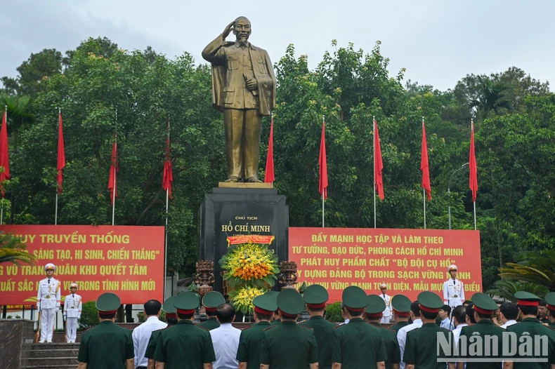 National Assembly Chairman Tran Thanh Man and the delegation offered flowers and incense at the Monument of President Ho Chi Minh at the Command of Military Region 3.