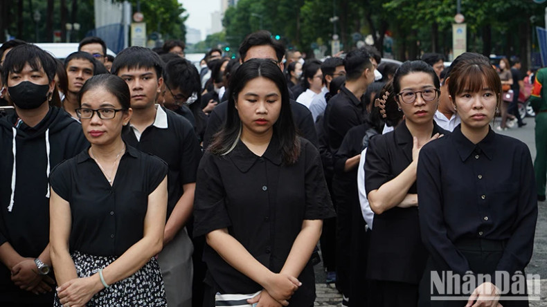On the afternoon of July 25, although it was raining in Ho Chi Minh City, a long line of people still waited for their turn to pay respects to the late General Secretary.