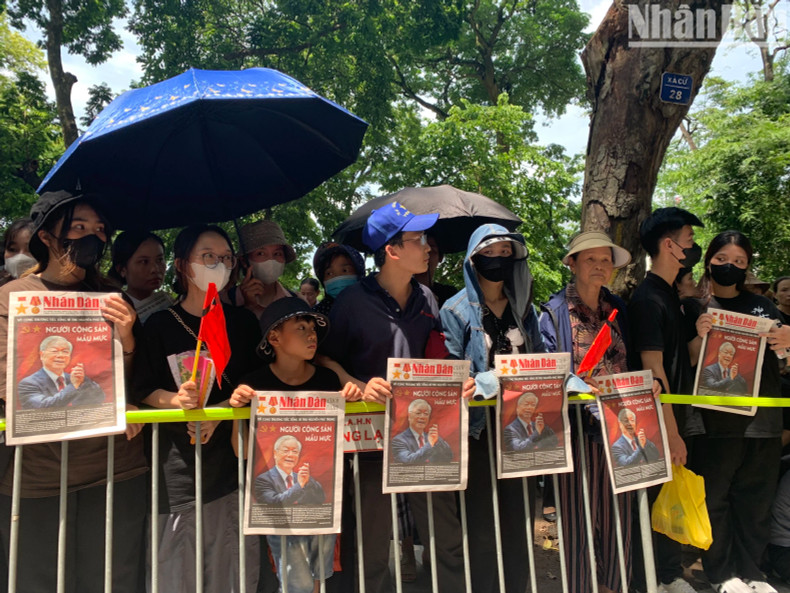 People waiting for the funeral procession carrying the coffin of General Secretary Nguyen Phu Trong. (Photo: THANH TRA) People waiting for the funeral procession carrying the coffin of General Secretary Nguyen Phu Trong. (Photo: THANH TRA)