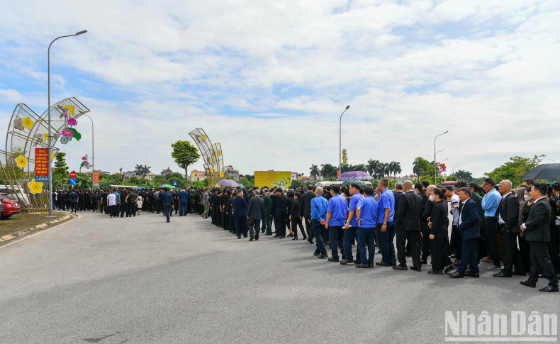 A long line of people waiting to pay their respects to General Secretary Nguyen Phu Trong. A long line of people waiting to pay their respects to General Secretary Nguyen Phu Trong.