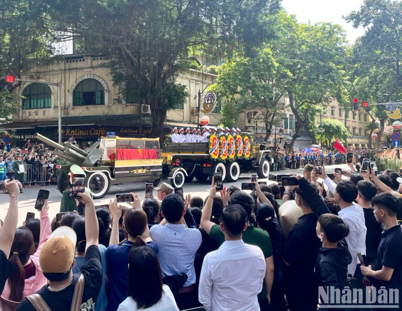 The funeral procession carrying the coffin of General Secretary Nguyen Phu Trong passes through Hang Khay Street. (Photo: DINH TUAN) The funeral procession carrying the coffin of General Secretary Nguyen Phu Trong passes through Hang Khay Street. (Photo: DINH TUAN)