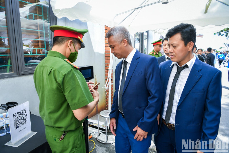 When paying their respects to General Secretary Nguyen Phu Trong, people must bring a citizen identification card with an electronic chip or a mobile phone, with level 2 enabled VNeID installed to scan the QR code. When paying their respects to General Secretary Nguyen Phu Trong, people must bring a citizen identification card with an electronic chip or a mobile phone, with level 2 enabled VNeID installed to scan the QR code.
